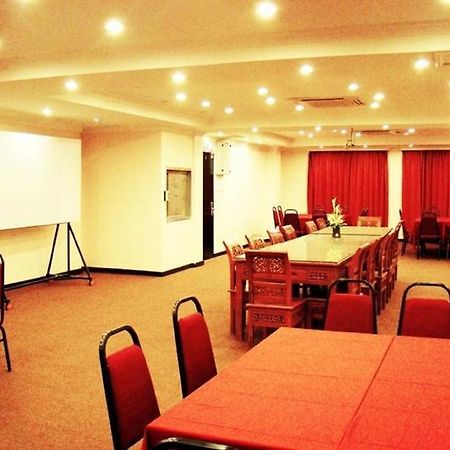 Adel Hotel Putatan Екстериор снимка