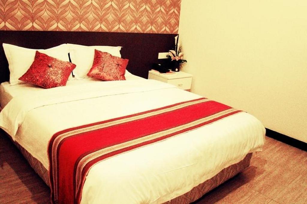 Adel Hotel Putatan Стая снимка
