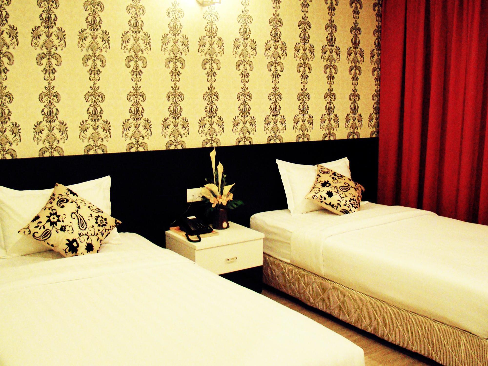Adel Hotel Putatan Екстериор снимка