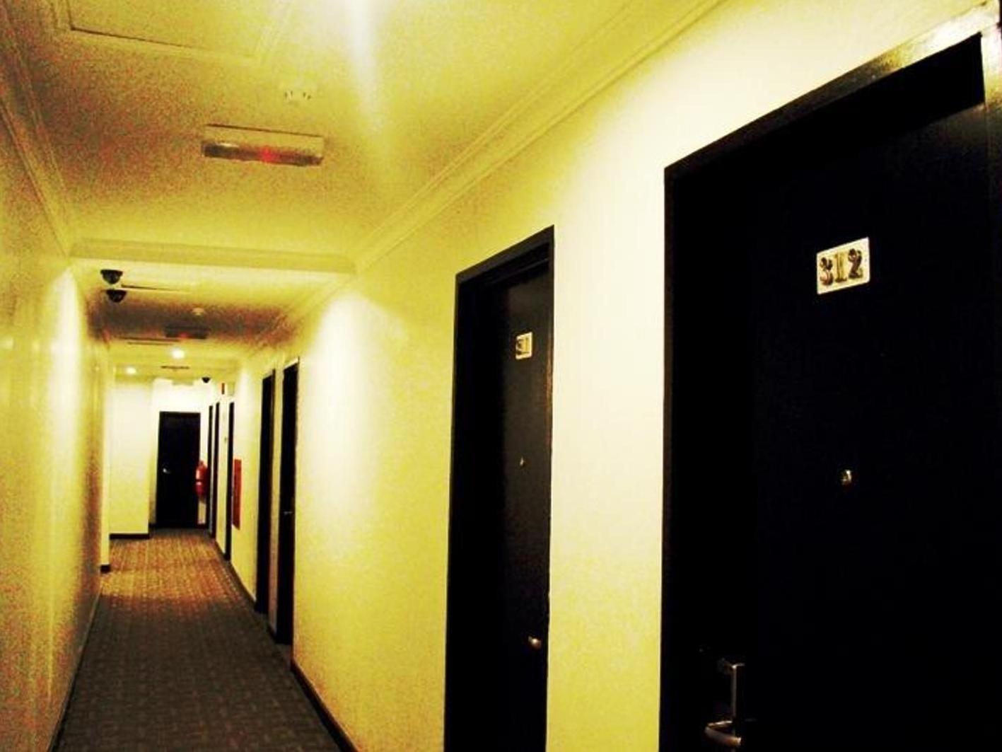 Adel Hotel Putatan Екстериор снимка