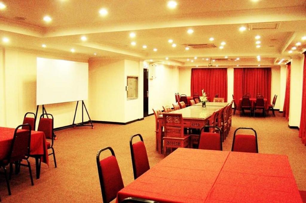 Adel Hotel Putatan Екстериор снимка