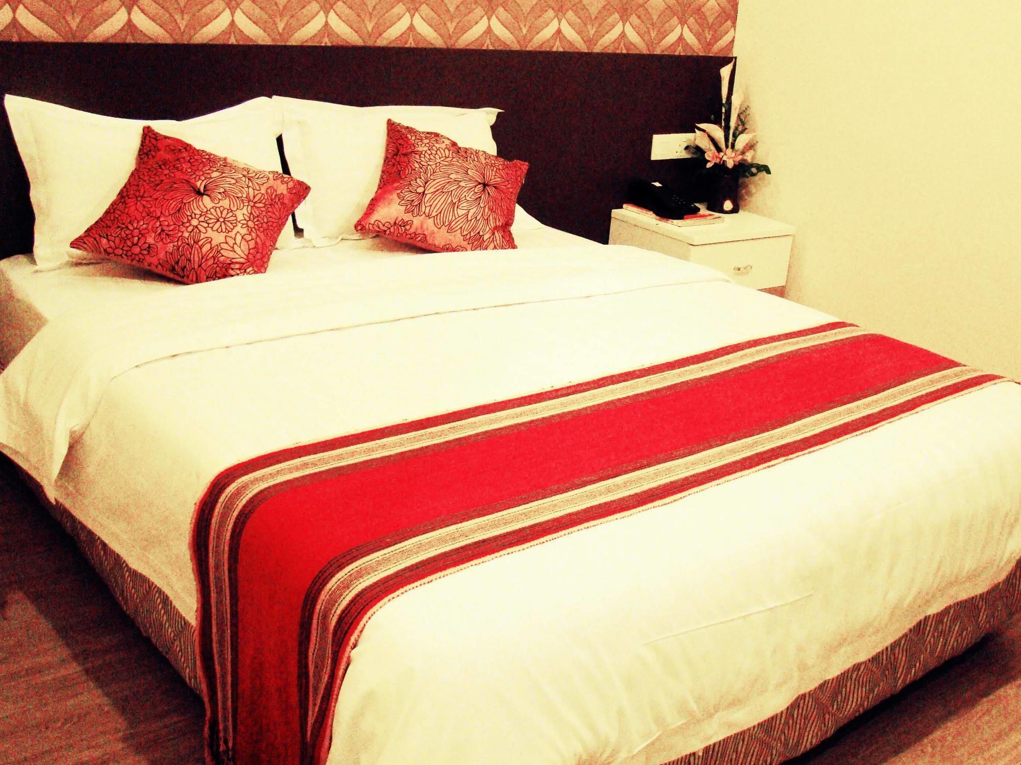 Adel Hotel Putatan Екстериор снимка