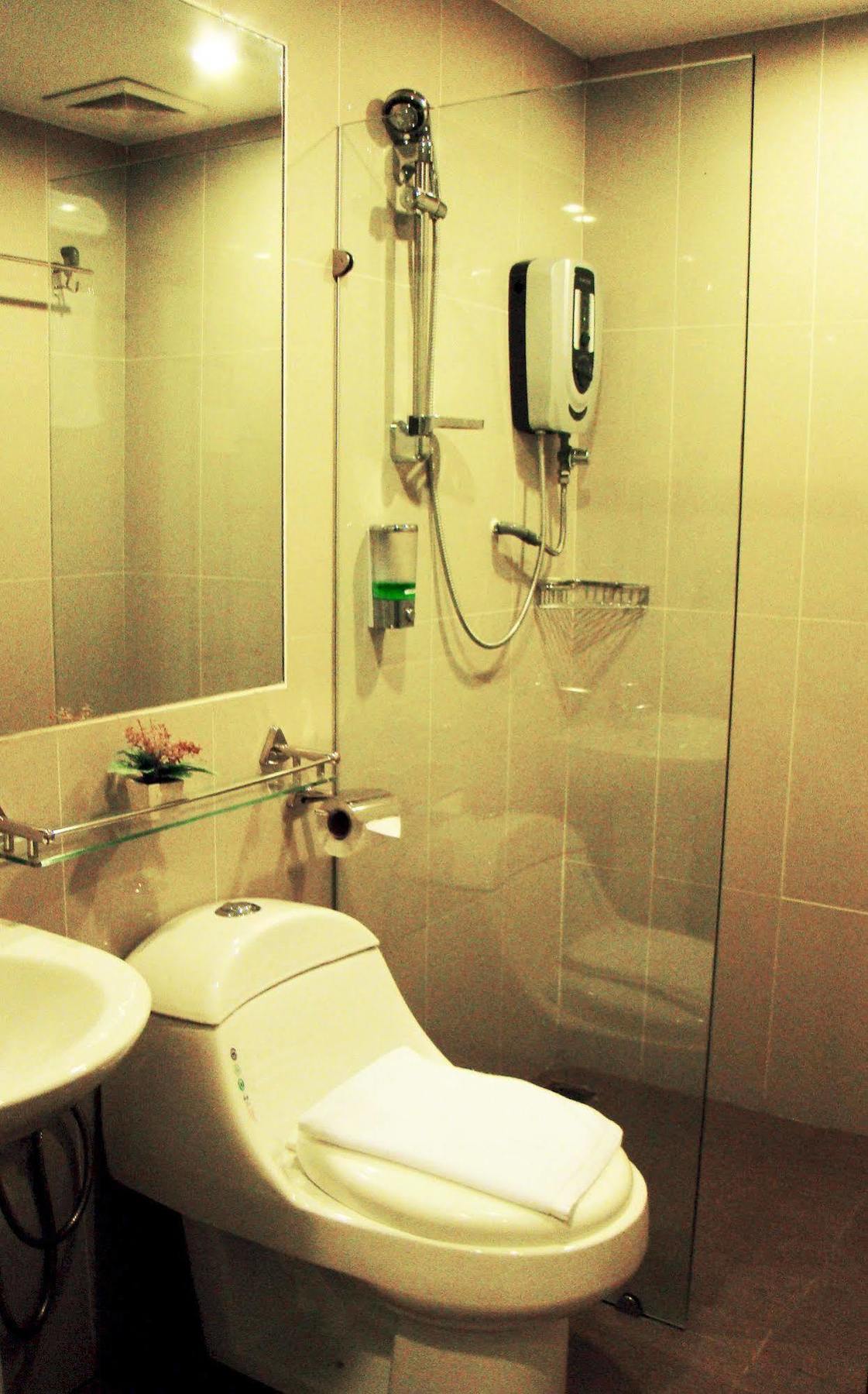 Adel Hotel Putatan Екстериор снимка