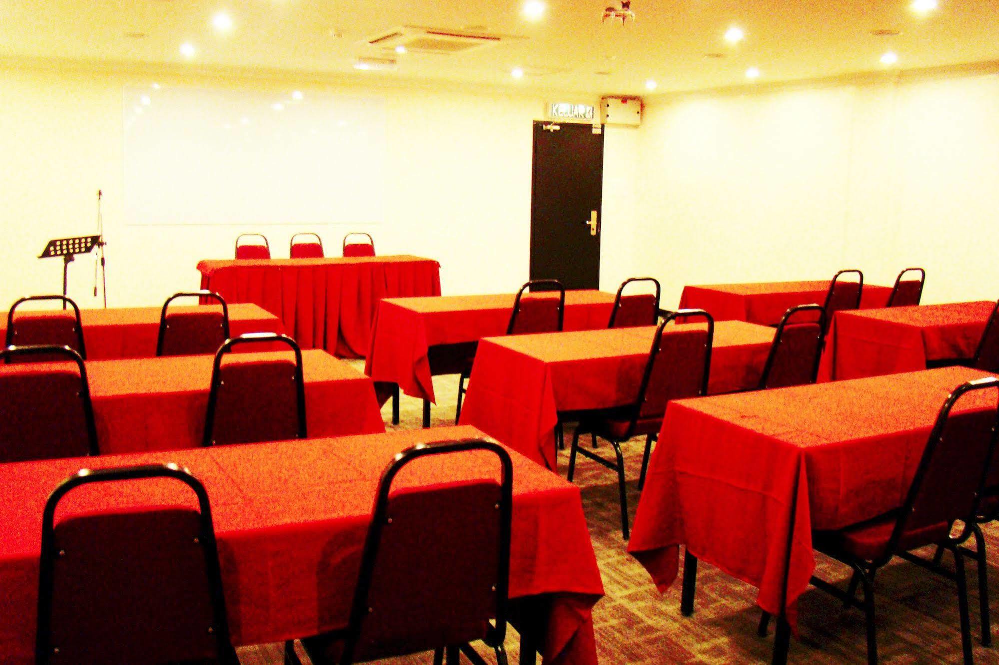 Adel Hotel Putatan Екстериор снимка