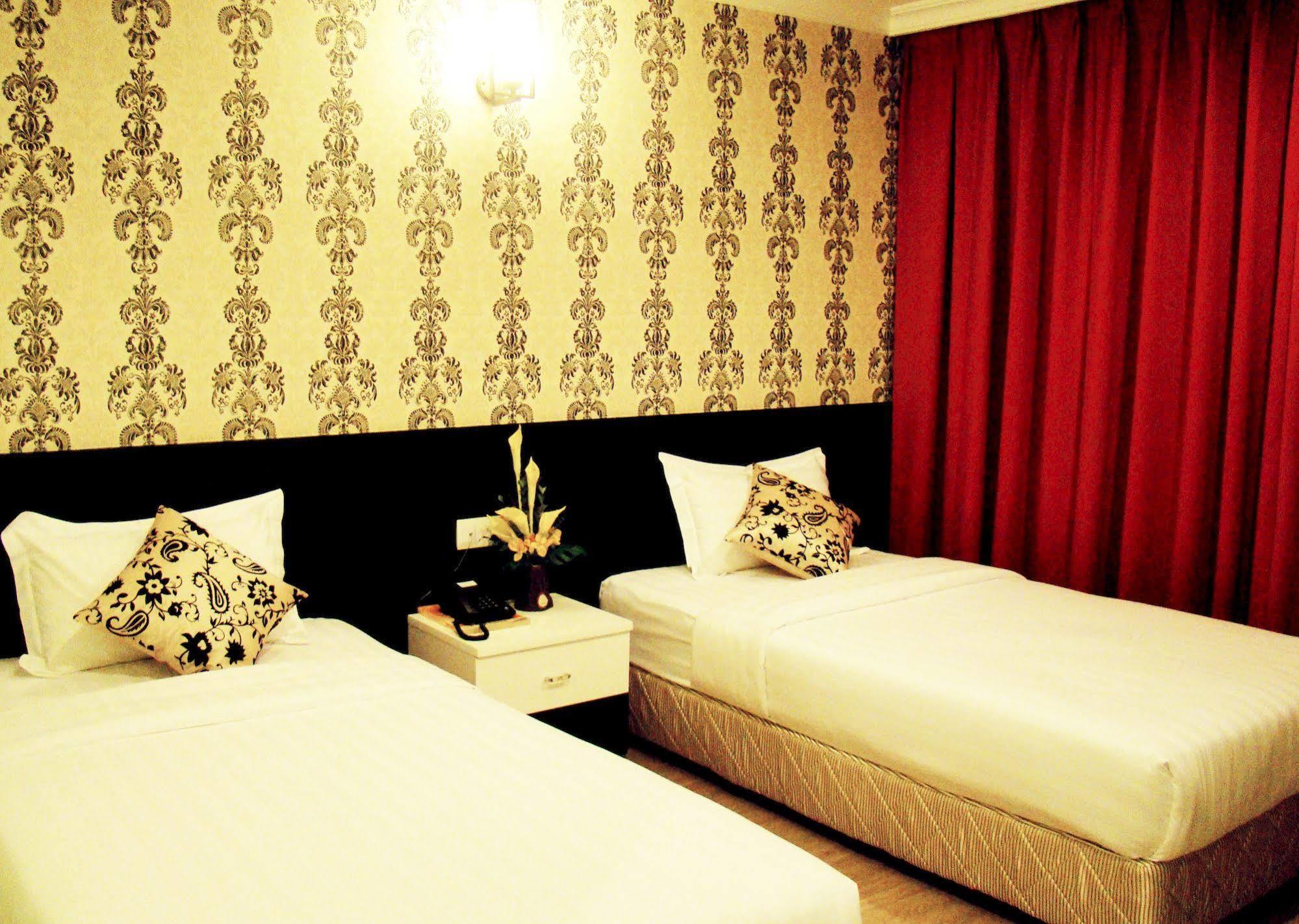 Adel Hotel Putatan Екстериор снимка