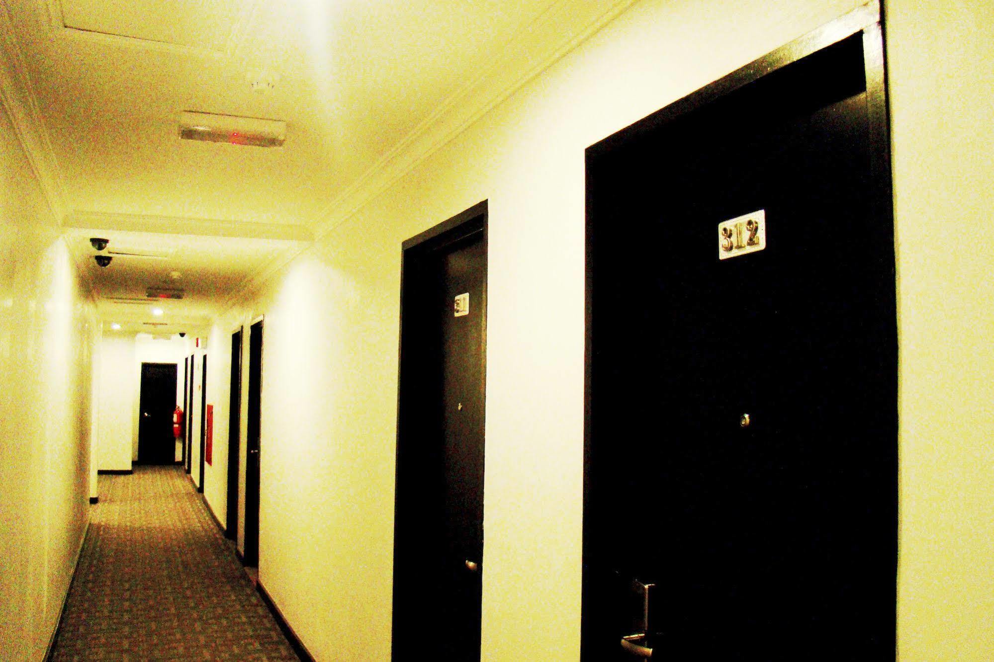 Adel Hotel Putatan Екстериор снимка